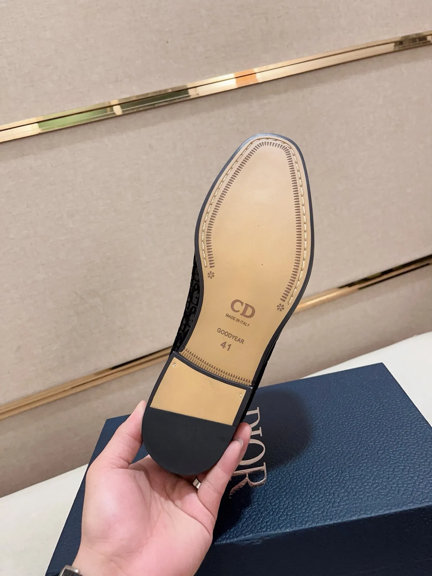 Factory price: 270 men's shoes 💰 High-end version of Dior Dior's new series. Famous actors and Internet celebrities wear super popular designs. They are designed with the sculptures of French artist Niki de Saint Phalle as rings. Material: Fabric: imported original material. Foot pads: cowhide. Outsole: Rubber outsole. Men's shoe size: 38~44. Can be customized to size 45.